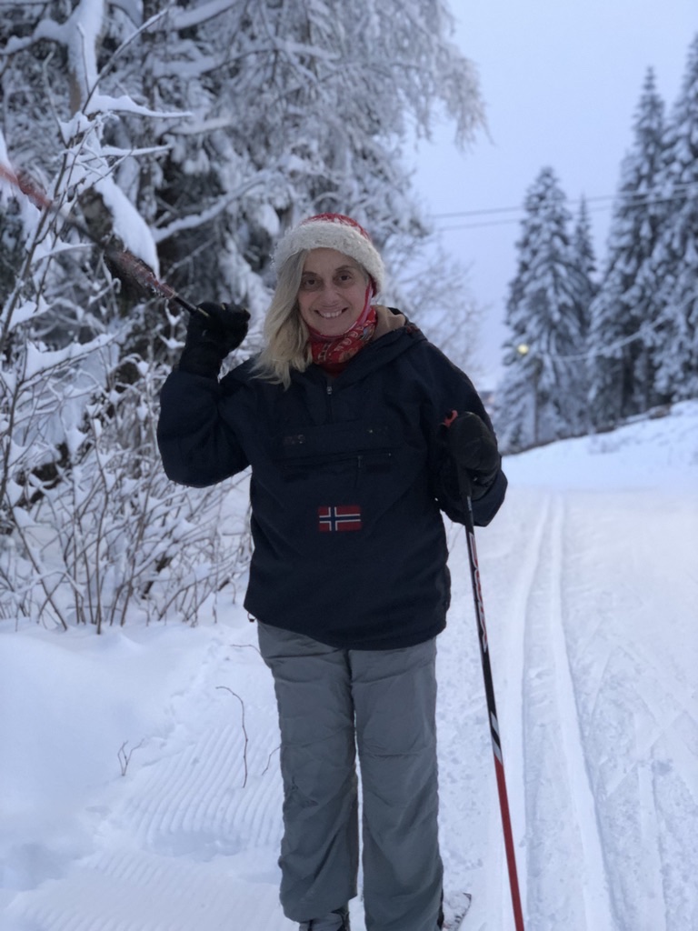 Maria på skitur i norsk vinterskog